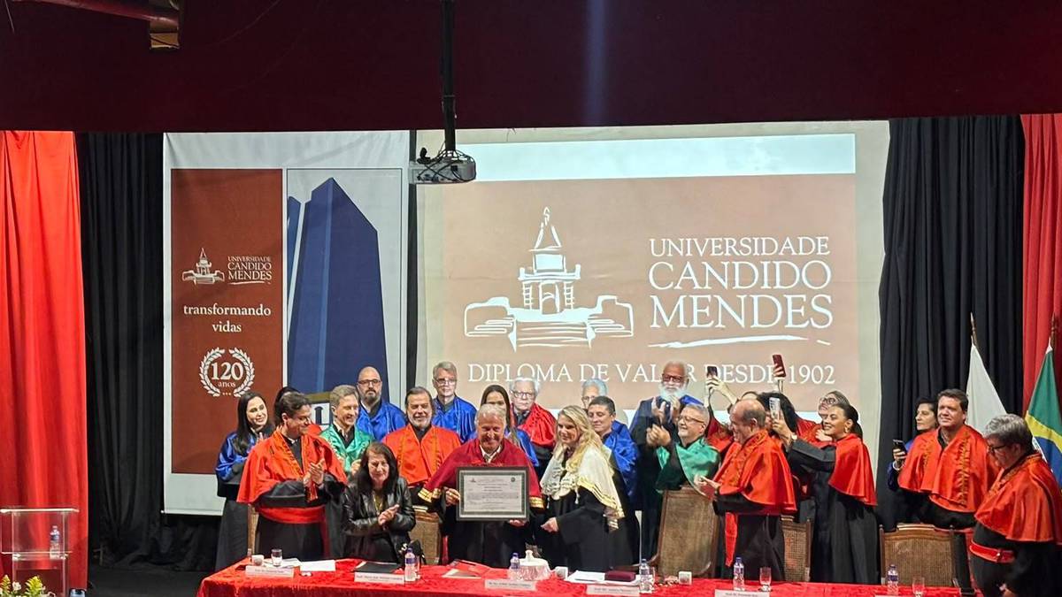 Eterno Galinho: Zico é condecorado com título de Doutor Honoris Causa no Rio de Janeiro