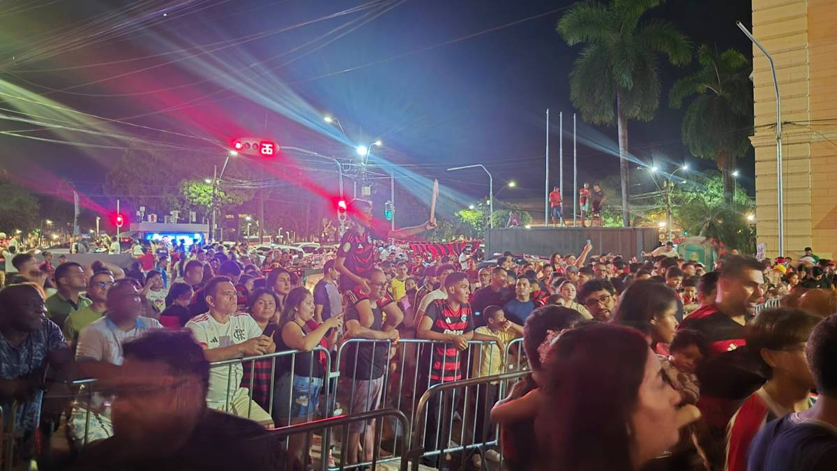Nação em festa: Flamengo desembarca em Belém com recepção calorosa de centenas de rubro-negros
