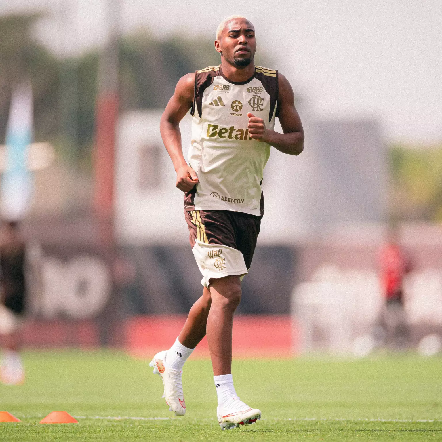 Sharjah anuncia a contratação do meia-atacante Lorran, ex-Flamengo