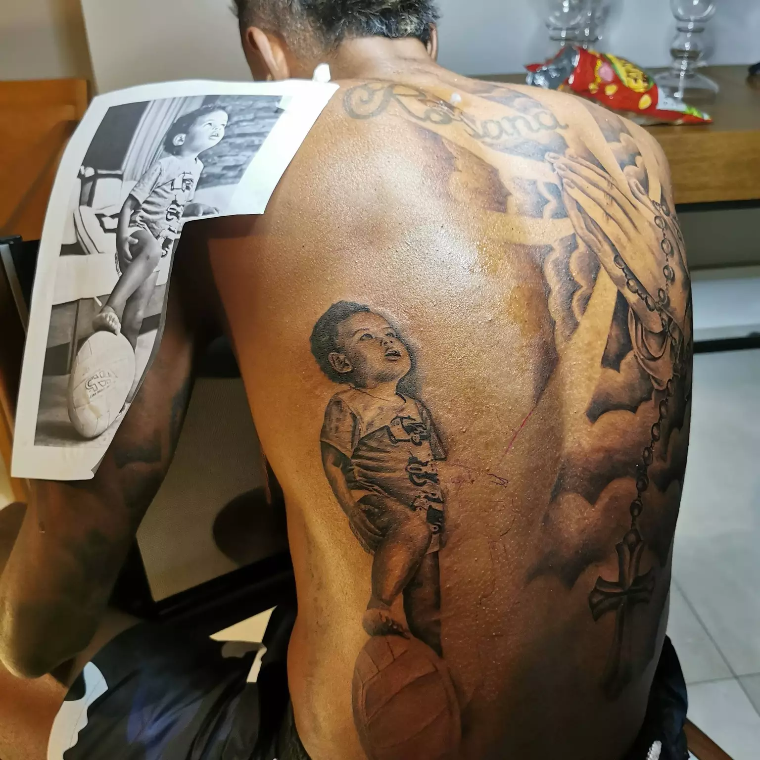 Gustavo Gomes virou tatuador oficial de Bruno Henrique e de atletas do Flamengo