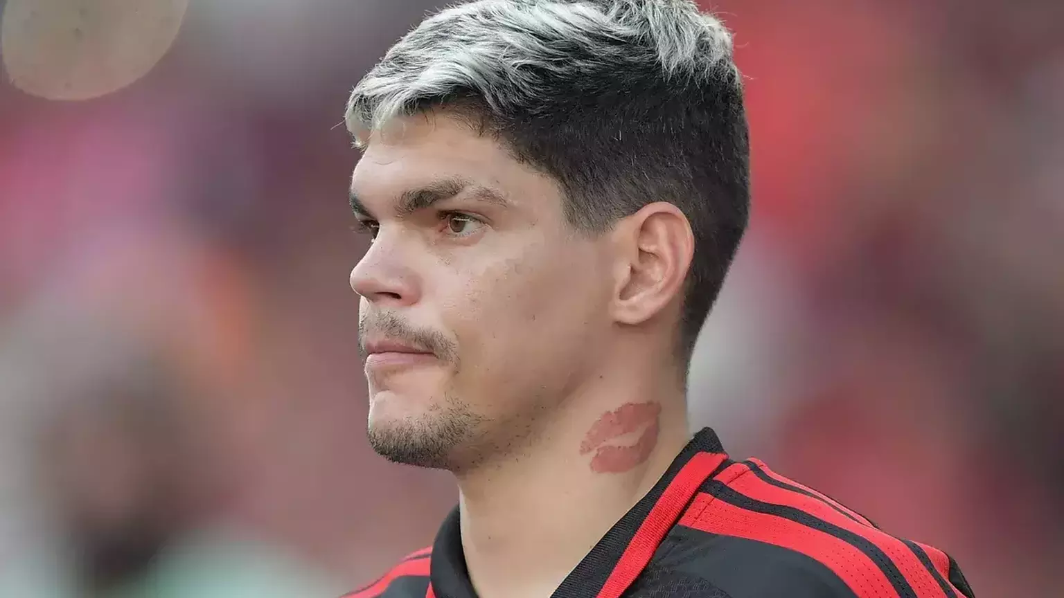 Falha contra o Del Valle não tira Ayrton Lucas dos titulares do Flamengo