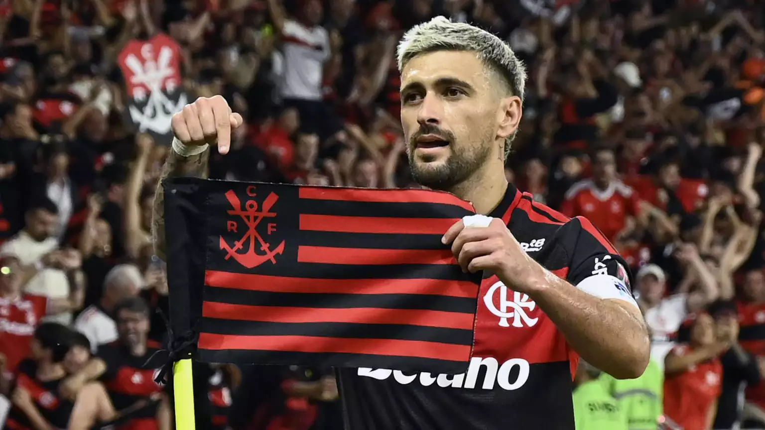 Arrascaeta sai do banco e garante empate do Flamengo na Libertadores