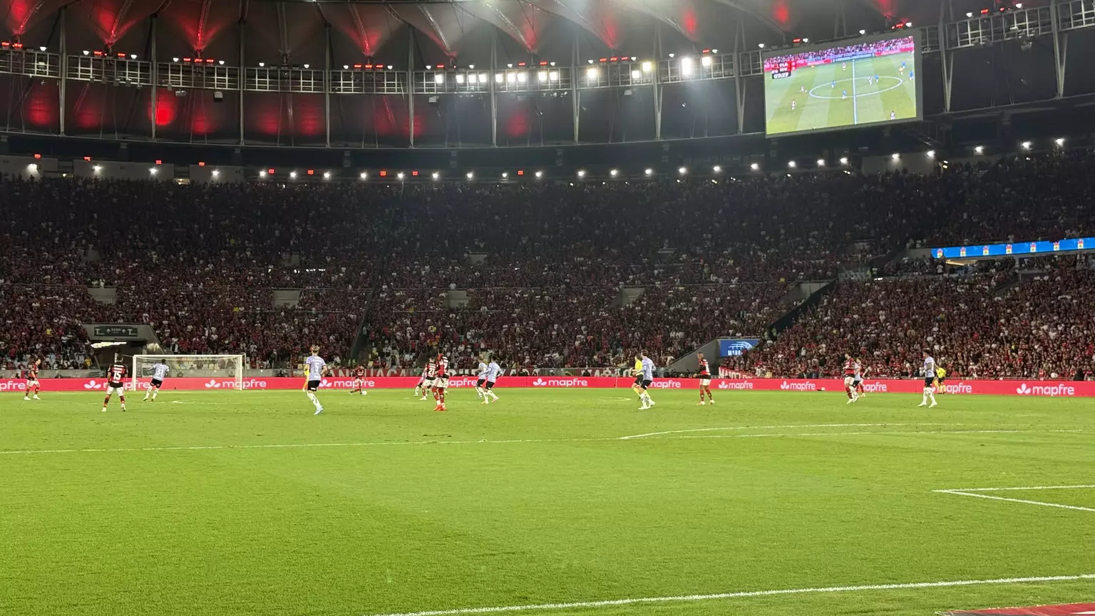 Jogadores do Flamengo criticam gramado do Maracanã e cobram solução