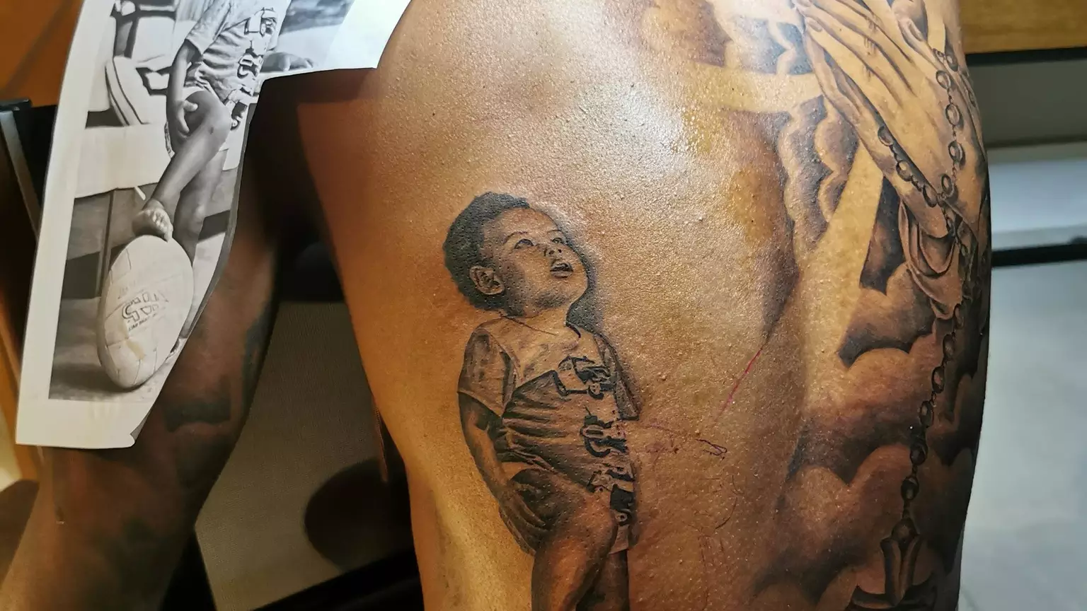 Gustavo Gomes virou tatuador oficial de Bruno Henrique e de atletas do Flamengo