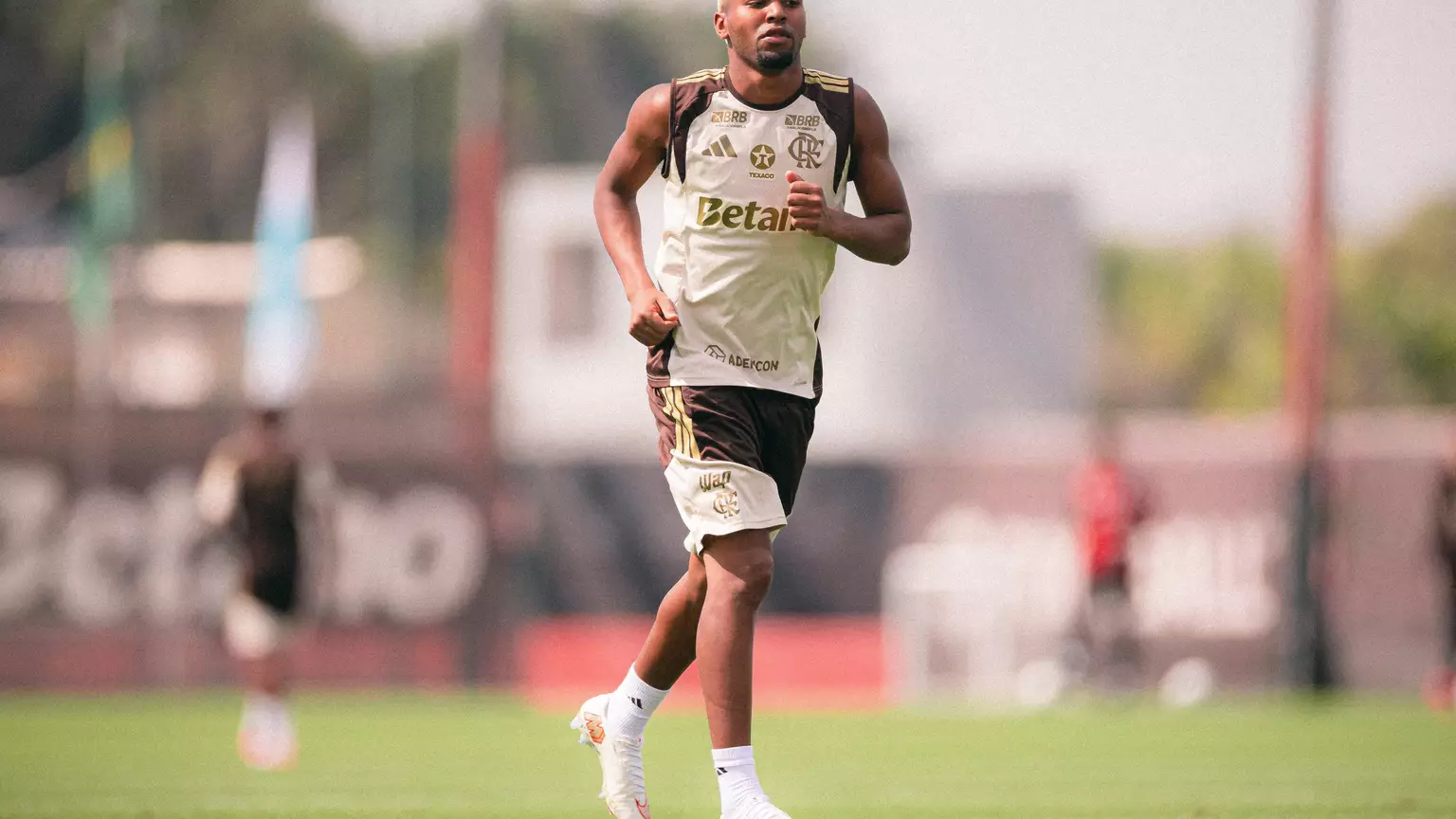 Sharjah anuncia a contratação do ex-Flamengo Lorran por 1,3 milhão de euros