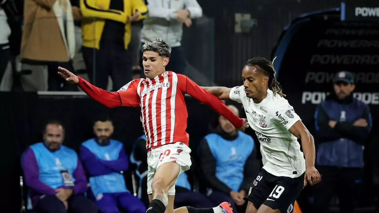 Estudiantes vence o Corinthians por 1 a 0 e avança às semifinais da Libertadores