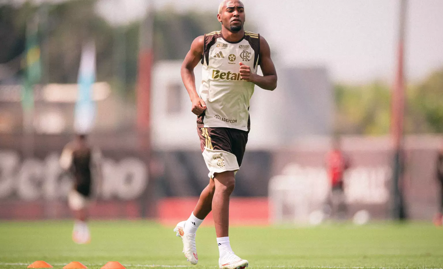 Sharjah anuncia a contratação do meia-atacante Lorran, ex-Flamengo
