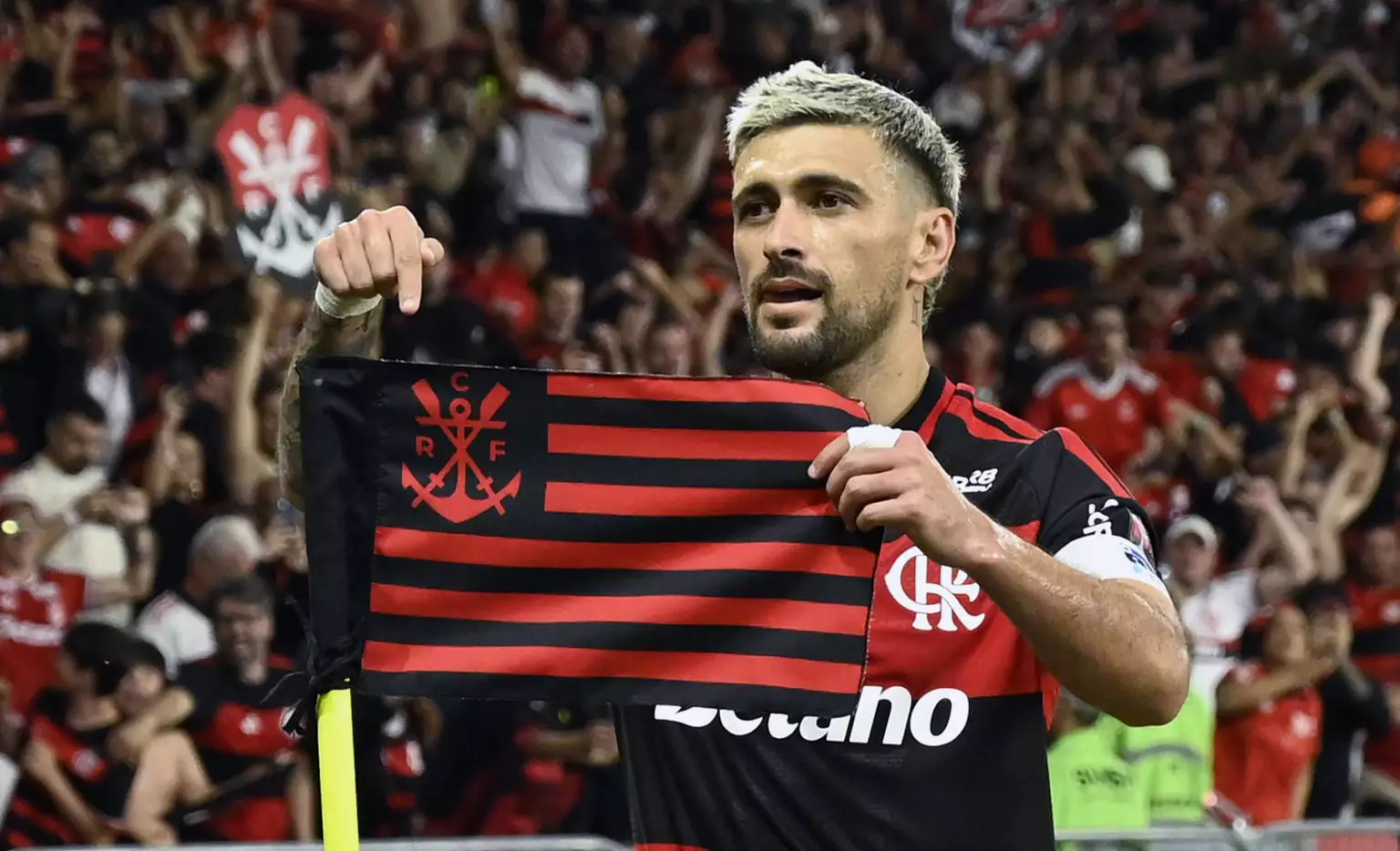 Arrascaeta sai do banco e garante empate do Flamengo na Libertadores