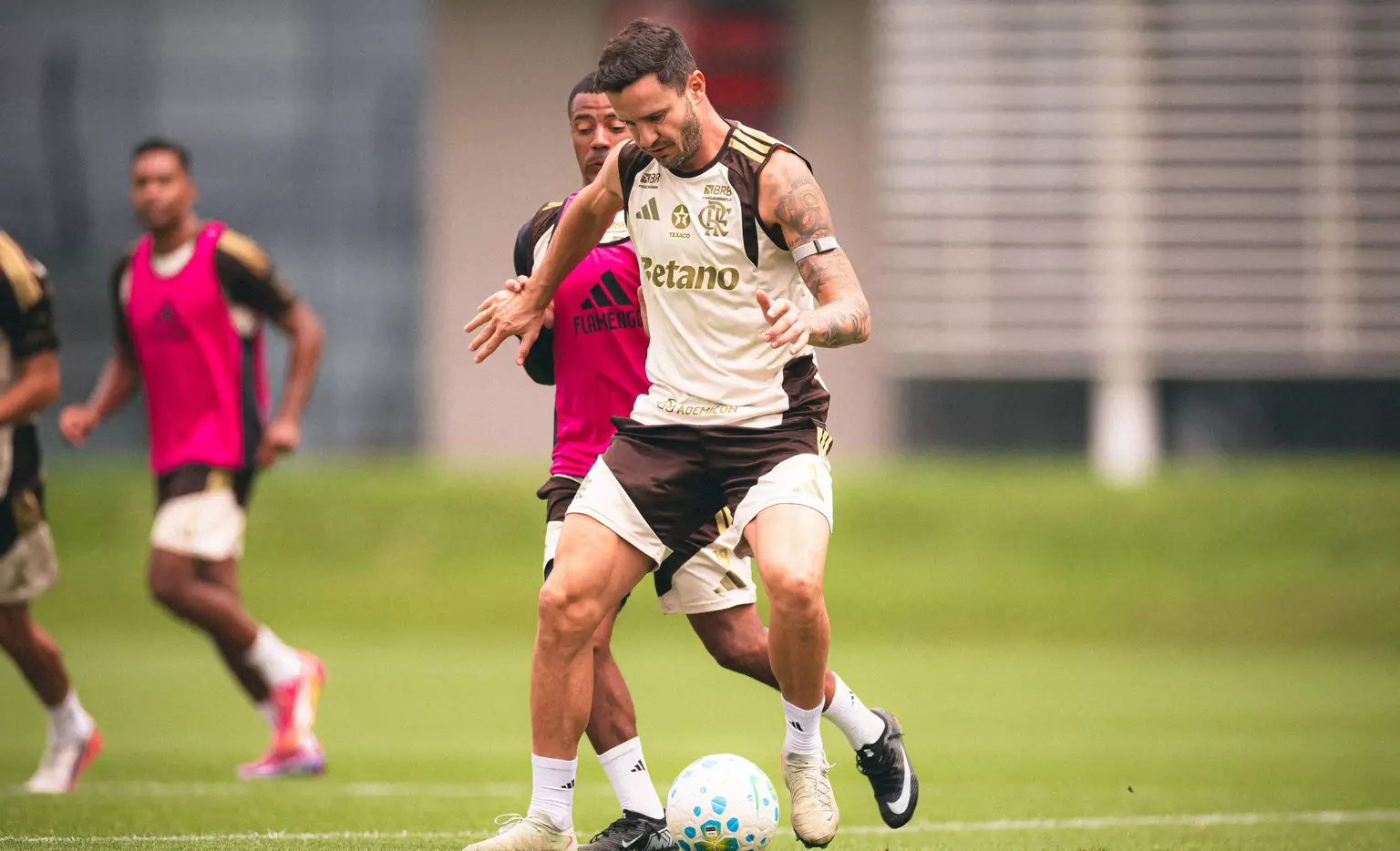 Flamengo tem três desfalques e ajusta o meio-campo contra o Bragantino