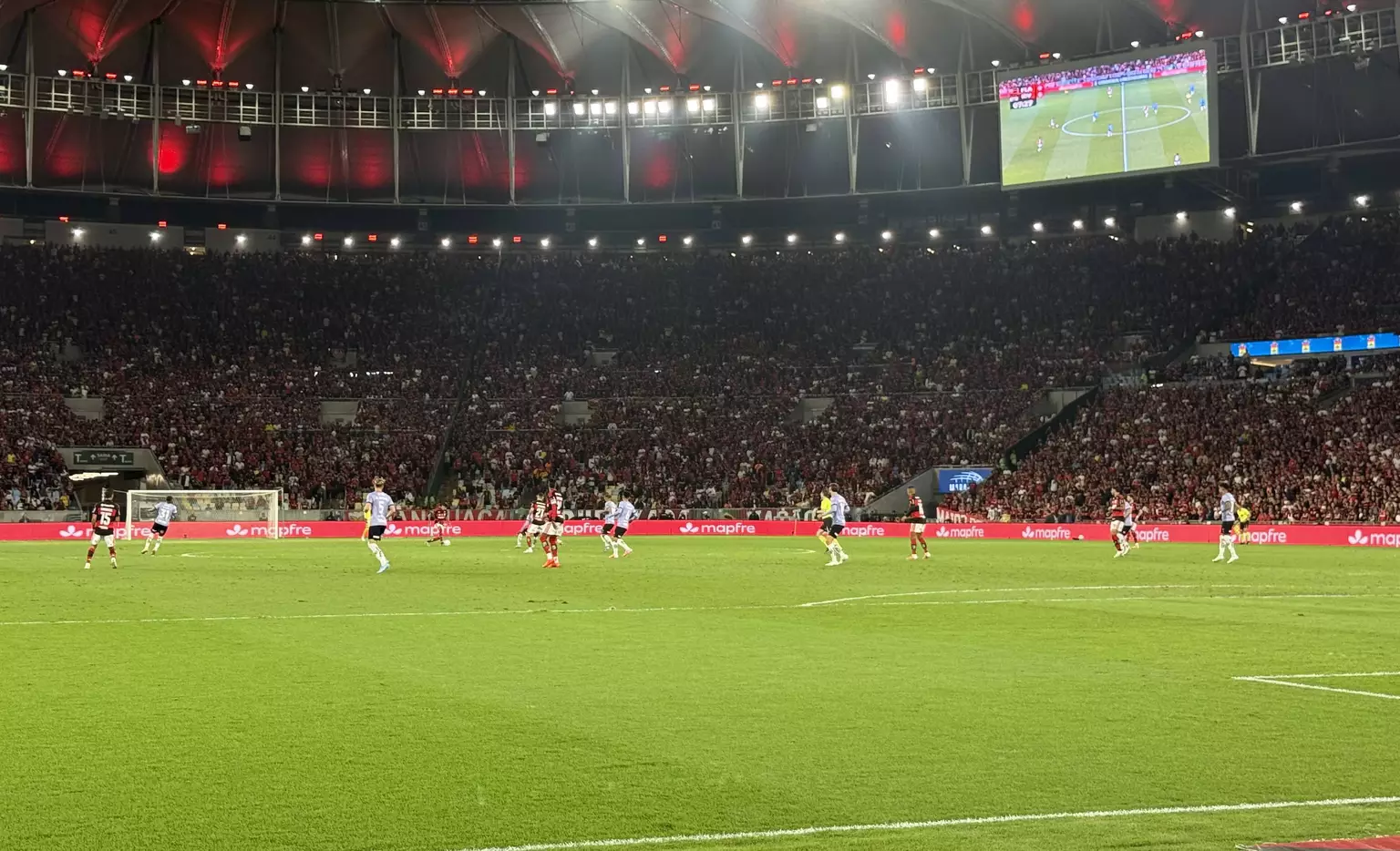 Jogadores do Flamengo criticam gramado do Maracanã e cobram solução