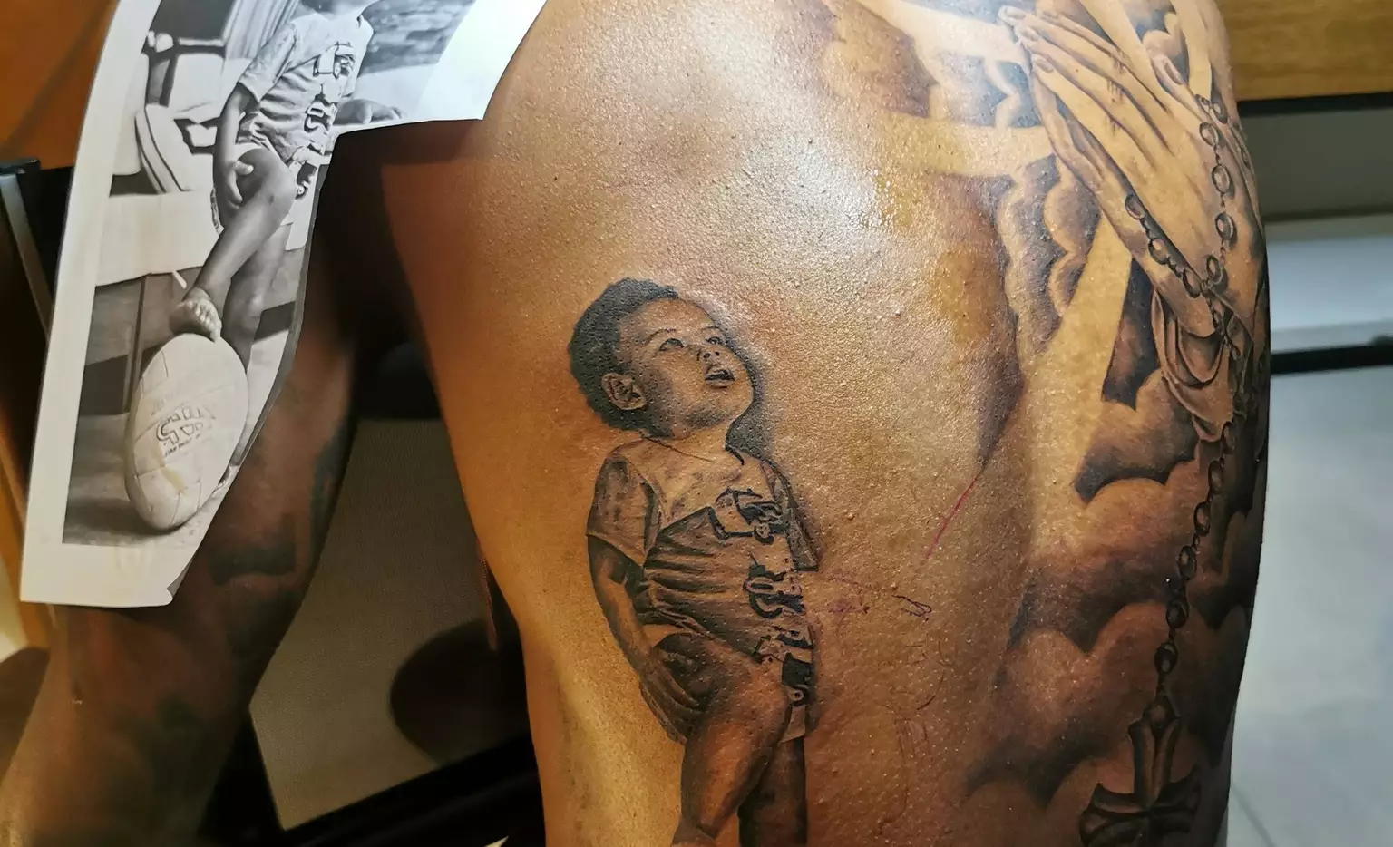Gustavo Gomes virou tatuador oficial de Bruno Henrique e de atletas do Flamengo