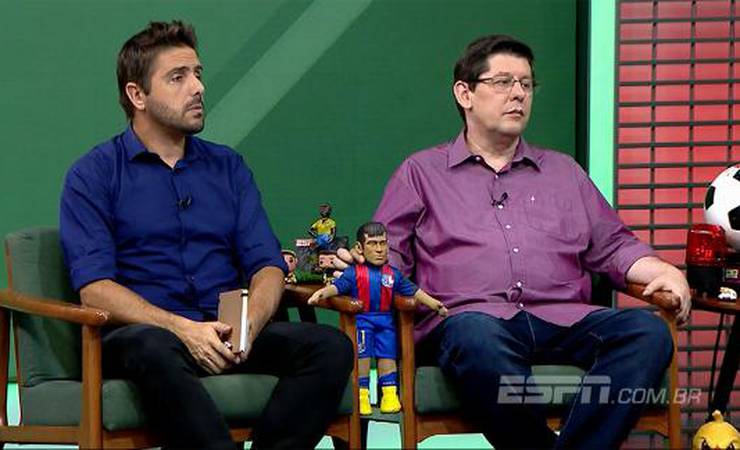 Torcedores do Flamengo protestam em aeroporto, Diego se revolta e precisa ser contido por seguranças