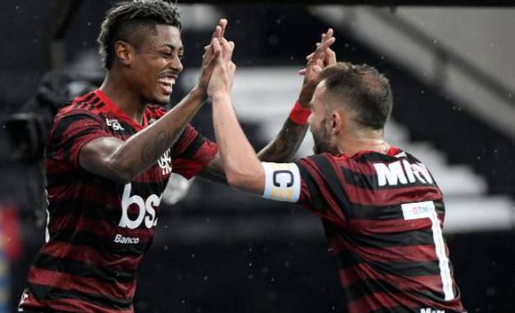 Vasco x Flamengo no Mané Garrincha teve desmaio, jogadores empurrando ambulância e Diego expulso