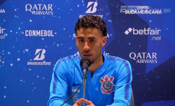 Flamengo libera Cuéllar a negociar com árabes que encaminharam acerto com Gabriel, do Corinthians