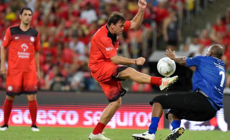 Petkovic sofre fratura em jogo festivo após dividida com francês campeão mundial