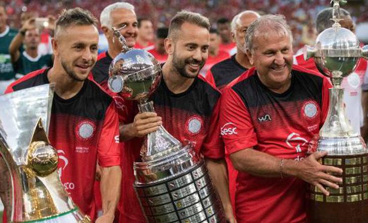 Zico marca três em Jogo das Estrelas especial para torcedores do Flamengo