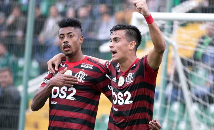 Flamengo amassa Chapecoense, vence com gol de Bruno Henrique e segue líder do Brasileiro