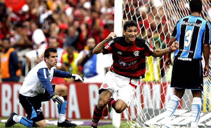 Ídolo do Flamengo, Ronaldo Angelim é homenageado por escola de samba no Ceará