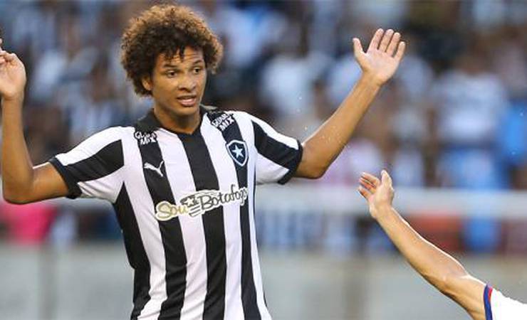 Botafogo espera R$ 4 milhões do Flamengo por ação de Willian Arão: 'Vai ter que pagar', diz dirigente