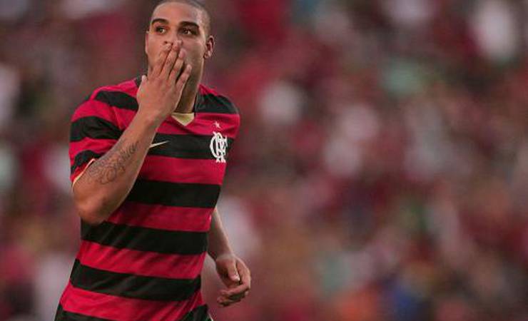 Ídolo do Flamengo, Adriano será eternizado na Calçada da Fama do Maracanã