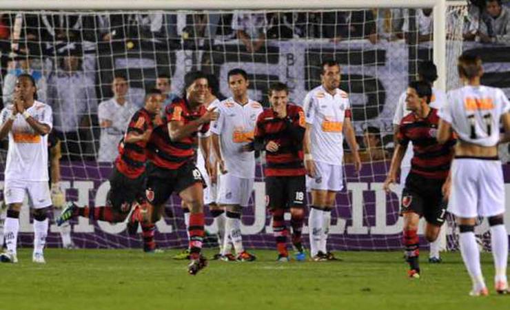 VÍDEO: relembre a virada épica do Flamengo sobre o Santos, que completa 10 anos