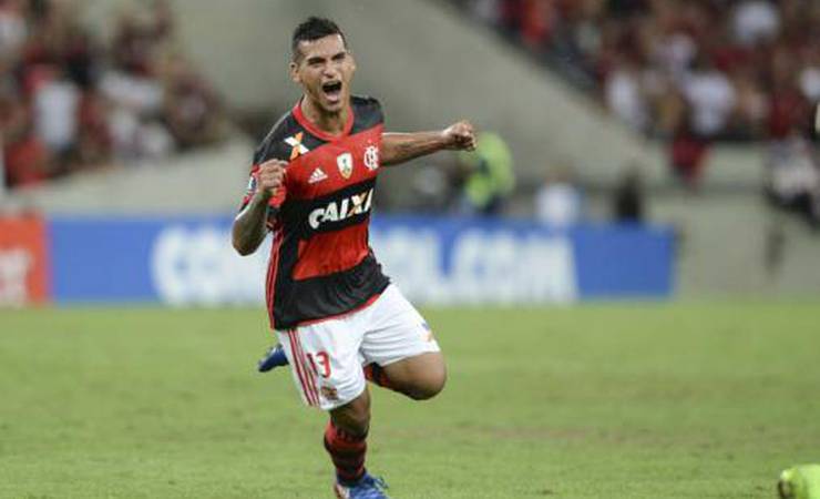 Rumo à França, Miguel Trauco se despede do Fla: 'Três anos mágicos'