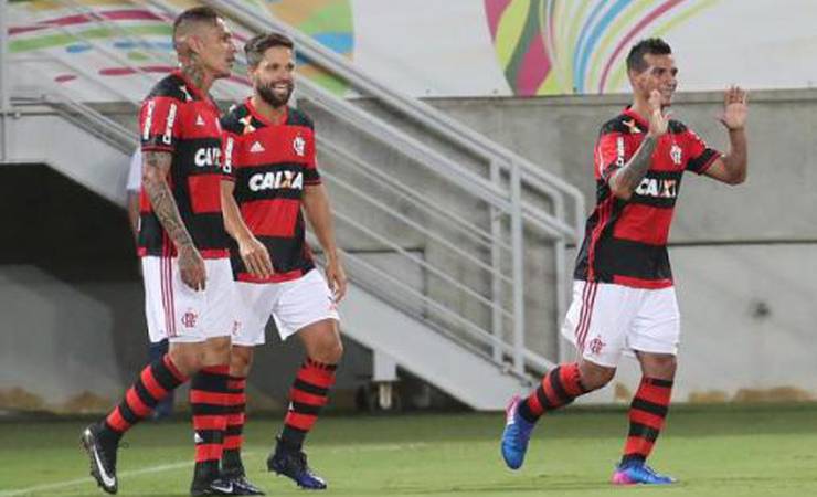 Trauco relembra 'incômodo' ao dividir quarto na concentração do Flamengo com Paolo Guerrero
