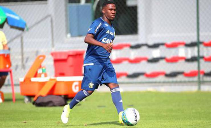 Santa Cruz faz proposta por Klebinho, lateral do Flamengo