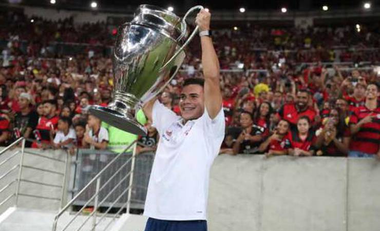 Meia viaja para reforçar o Flamengo contra o Athletico na Copa do Brasil