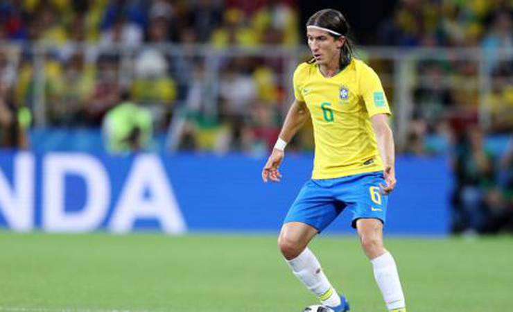 Filipe Luís vira alvo do Fla, e diretoria viaja à Espanha para negociação