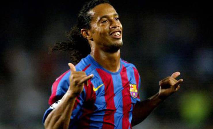 É Halloween! Veja bruxarias de Ronaldinho Gaúcho nos gramados
