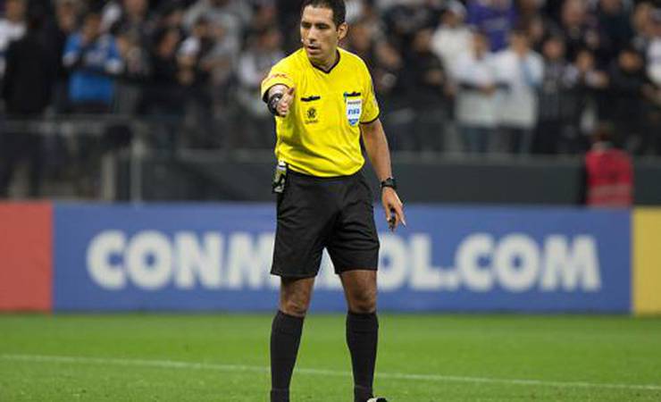 Árbitro que chefiará o VAR na final da Libertadores faz elogios ao River