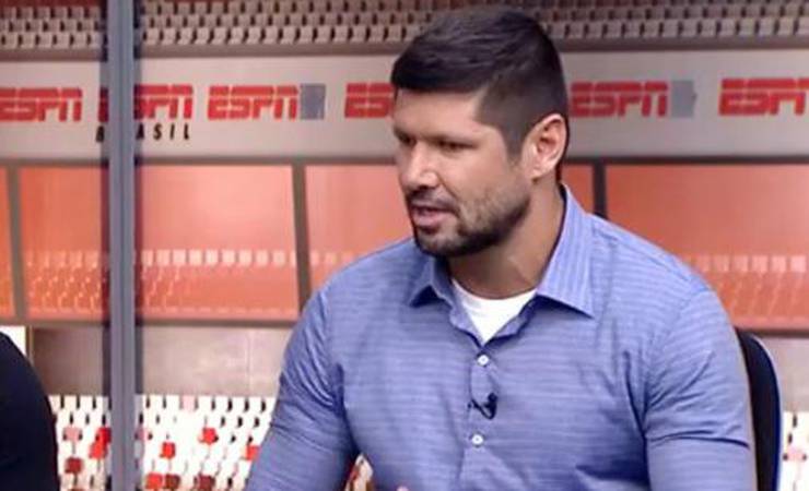 Para comentarista da ESPN, Gabigol provocou Ceni ao tirar a chuteira e ficar com camisa de treino