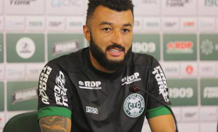 Agora sem ter vínculo com o Flamengo, Muralha assina pelo Coritiba até março