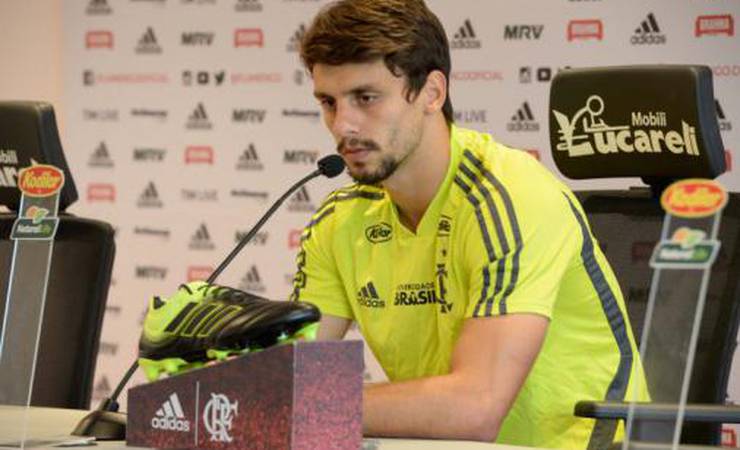 Rodrigo Caio cita legado de Cuéllar no Flamengo: 'Me ajudou muito'