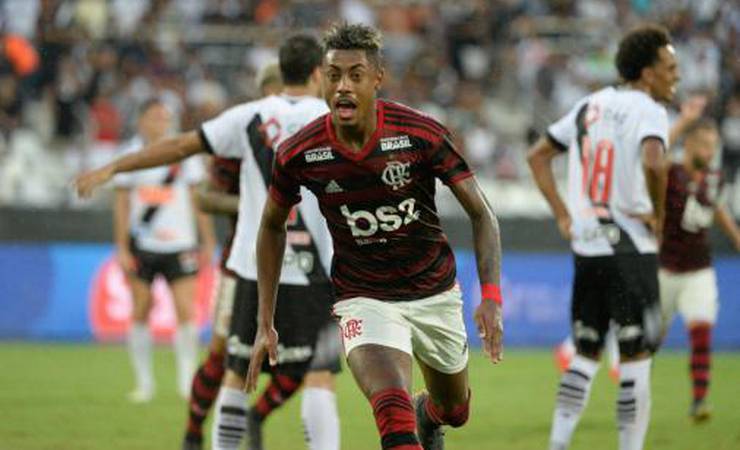 Com gol de tudo que é jeito, Bruno Henrique apresenta repertório pelo Flamengo em clássicos contra o Vasco