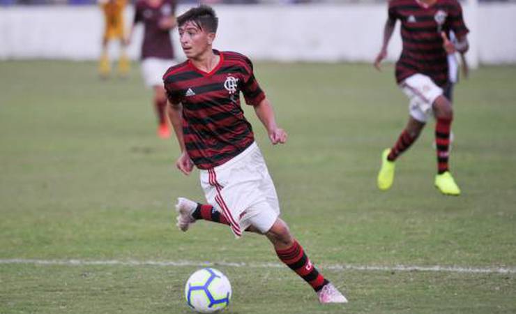 Mayquinho, meia de 17 anos, assina primeiro contrato com o Flamengo