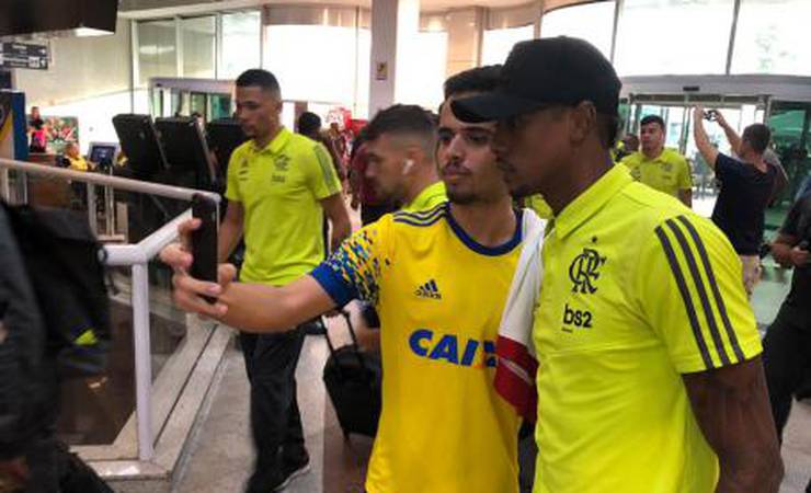 Com elenco completo, Flamengo embarca para jogo em São Paulo