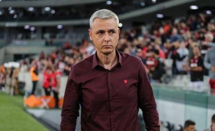 Tiago Nunes alfineta Jorge Jesus durante entrevista coletiva