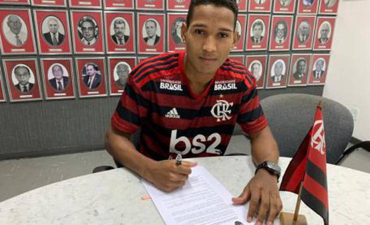 João Lucas é regularizado pelo Flamengo e está liberado para estreia