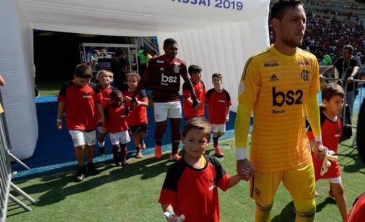 Virou Fla? Como está o corintiano que ganhou luva e recebeu 'dica inusitada' de Diego Alves