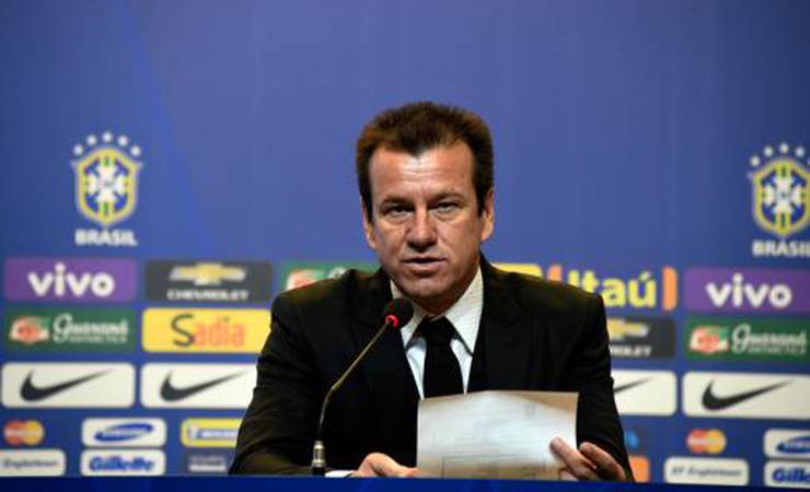 Dunga critica excesso de treinadores estrangeiros no Brasil: 'Muitos foram criados, não deveriam estar aqui'