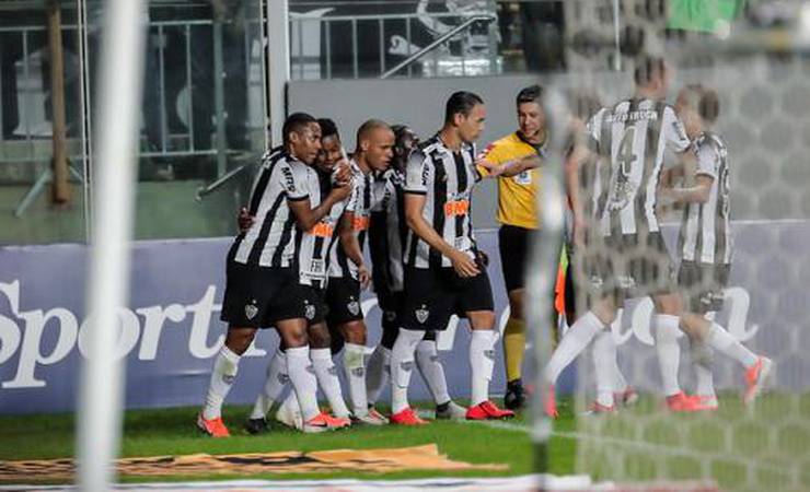 Com um a menos, Atlético-MG vence Flamengo e assume vice-liderança