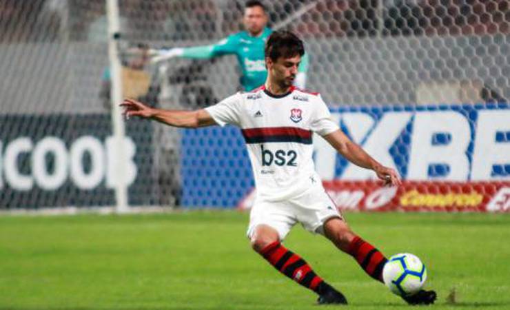 Após derrota, Fla desembarca no Rio e jogadores dizem: 'Temos que seguir trabalhando'