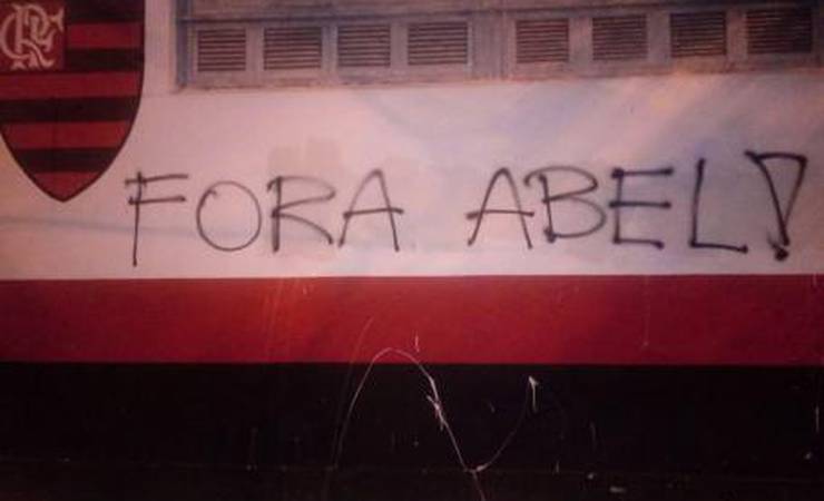 Muros da Gávea são pichados; Abel Braga e BAP são os principais alvos