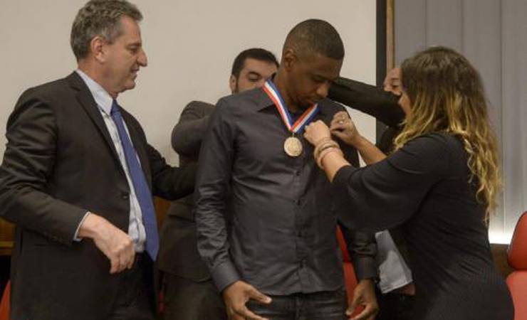 Juan é homenageado e recebe medalha Pedro Ernesto na Gávea