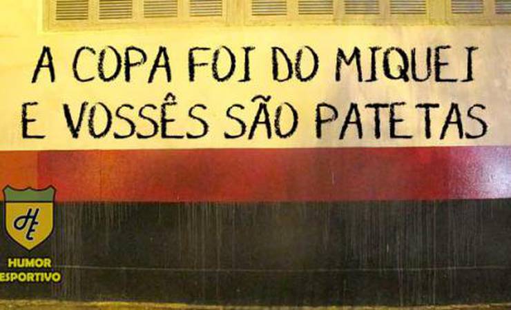 Torcedores ironizam diretor do Flamengo e adaptam pichações
