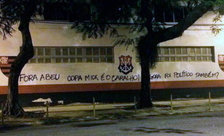 Muro da Gávea volta a ser pichado com ironia: 'Foi político também?'