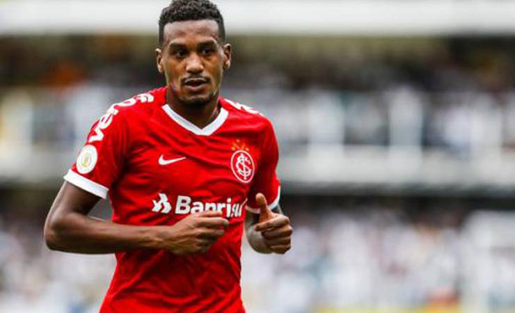 Exames mostram lesão muscular de Edenílson com risco de baixa para Libertadores
