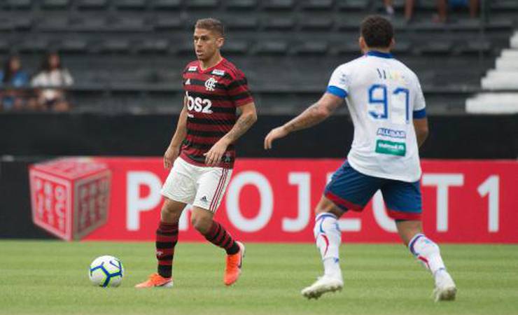 Ovacionado, Cuéllar exalta torcida do Flamengo: 'Maravilhosa'
